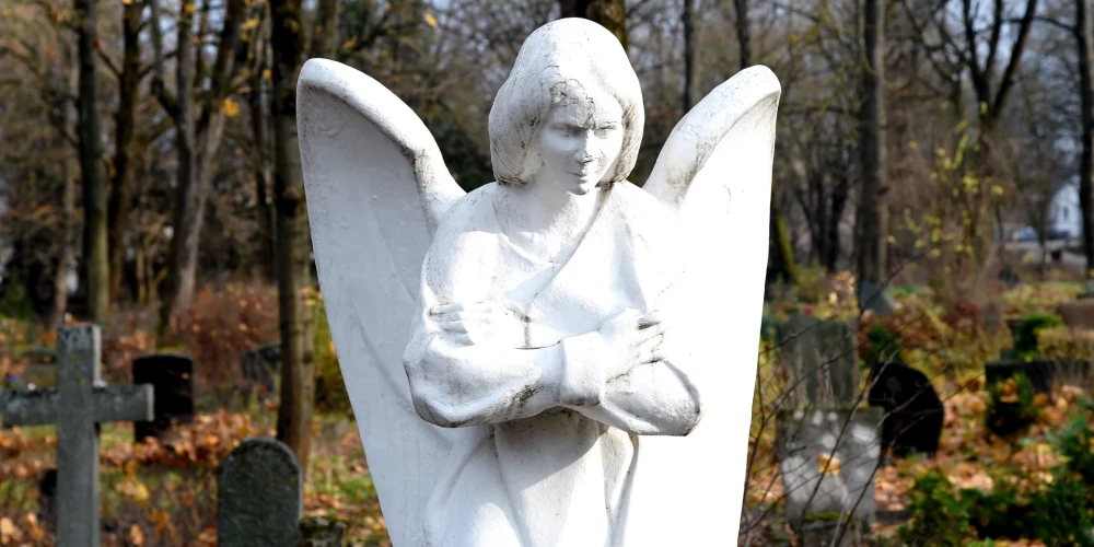 Divi apbedīšanas biroji par katra mirušā "piespēlēšanu" aizturētajiem policistiem varētu būt maksājuši 150-200 eiro. 