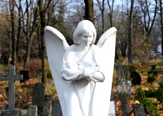 Divi apbedīšanas biroji par katra mirušā "piespēlēšanu" aizturētajiem policistiem varētu būt maksājuši simtiem eiro