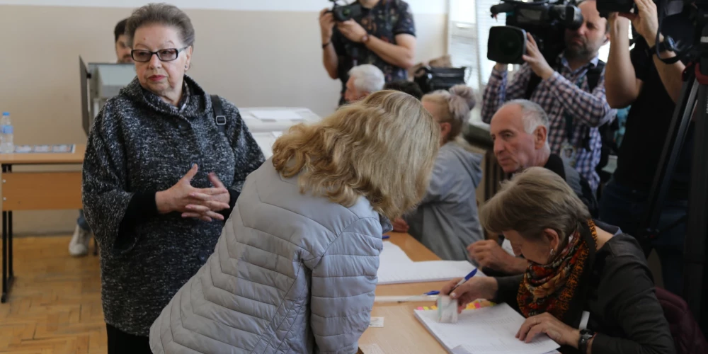 Bulgārijas parlamenta vēlēšanās uzvarējusi eksprezidenta Radeva alianse. 