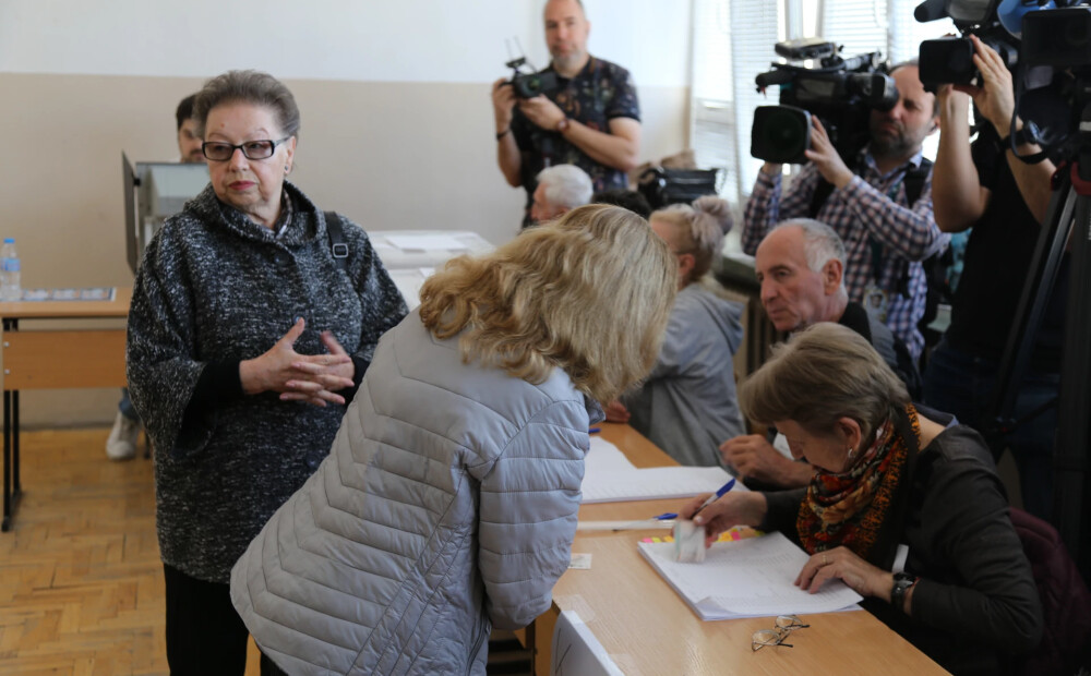 Aptaujas: Bulgārijas parlamenta vēlēšanās uzvarējusi eksprezidenta Radeva alianse