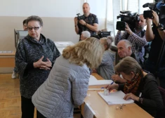 Aptaujas: Bulgārijas parlamenta vēlēšanās uzvarējusi eksprezidenta Radeva alianse