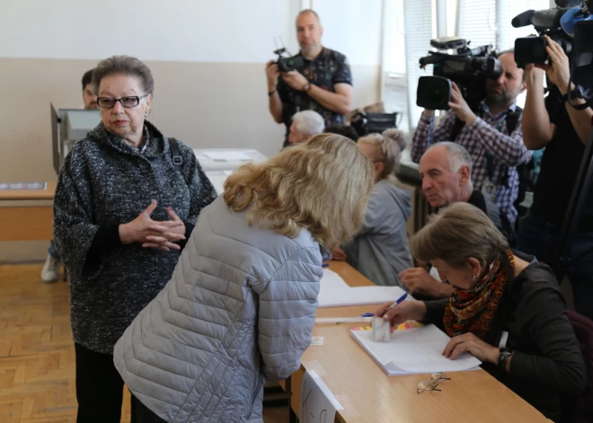 Aptaujas: Bulgārijas parlamenta vēlēšanās uzvarējusi eksprezidenta Radeva alianse