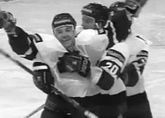 Pirms 30 gadiem Latvija izcīnīja vietu pasaules hokeja elitē: Irbe kā mūris, Znaroks kā buldozers iedzen vajadzīgos vārtus pret Šveici