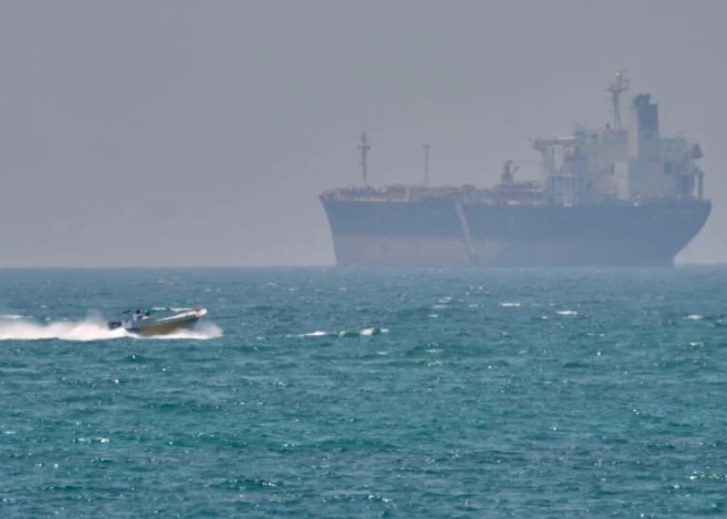 ASV pie Hormuza šauruma sagrābj Irānas kuģi, kura apkalpe neesot reaģējusi uz brīdinājumiem