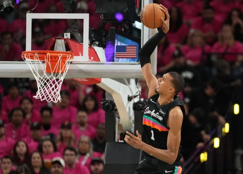 Viktors Vembanjama pirmajā "play off" spēlē bija neapturams.