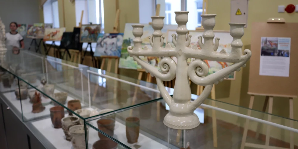 Maijas Bērziņas un Ilonas Šaušas darbu izstāde "Saulainais stūrītis" Latgales Centrālās bibliotēkas Raiņa centrā būs skatāma līdz 7.jūnijam.