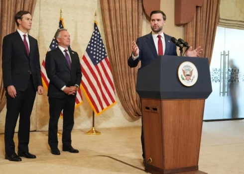 ASV delegāciju vadīs ASV viceprezidents Džeimss Deivids Venss. Tāpat miera sarunās piedalīsies ASV prezidenta Donalda Trampa znots Džaredz Kušners un Trampa sūtnis Stīvs Vitkofs.