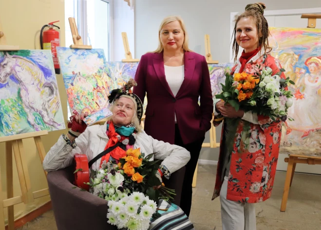 16. aprīļa vakarā Daugavpilī, Latgales Centrālās bibliotēkas Raiņa centrā (Komunālā ielā 2), jautrā un nepiespiestā atmosfērā tika atklāta mākslinieces Maijas Bērziņas un keramiķes Ilonas Šaušas darbu izstāde "Saulainais stūrītis".