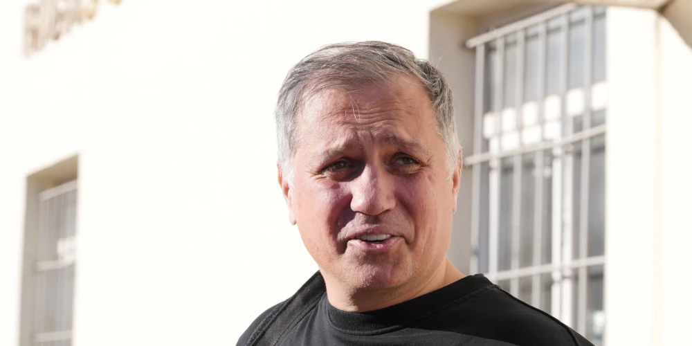 Informācijas tehnoloģiju (IT) iepirkumu krimināllietā iesaistītais "Corporate Solutions" uzņēmumu grupas īpašnieks un vadītājs Aigars Ceruss atstāj Rīgas centrālcietumu pēc apcietinājuma atcelšanas, kur aizdomās par krāpšanos 1,5 miljonus eiro vērtos IT iepirkumos aizturēja 21 personu.