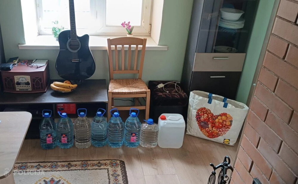 Kratīšana Daugavpilī: policija kādā dzīvoklī atklāj prāvus nelegālā alkohola un kontrabandas cigarešu krājumus