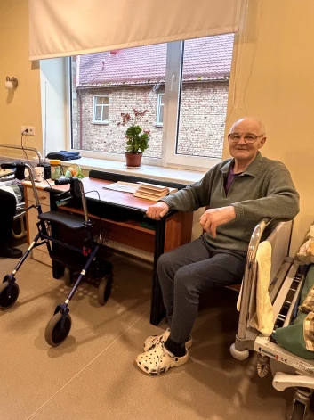 Kārlis ir nasks lasītājs, viņš abonē arī avīzes un zina par aktuāliem notikumiem.