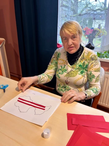 Ārija labprāt iesaistās arī aprūpes centra telpu dekorēšanā. 