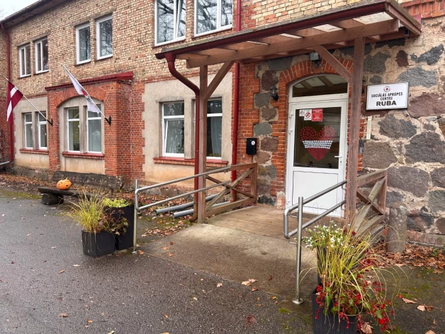 SAC "Ruba" ir iekārtots bijušajā internātā. Pakalpojums ir pieprasīts, tādēļ remontē blakus esošo skolas ēku, arī tur dzīvos sirmgalvji.