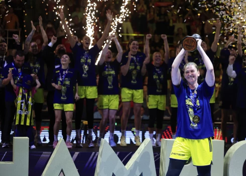 Par finālčetrinieka vērtīgāko spēlētāju tika atzīta Emma Mēsemana (ar kausu). Interesanti, ka neilgi pirms finālčetrinieka Turcijas klubs piesaistīja arī WNBA superzvaigzni Breannu Stjuarti, kura finālmačā guva deviņus punktus.