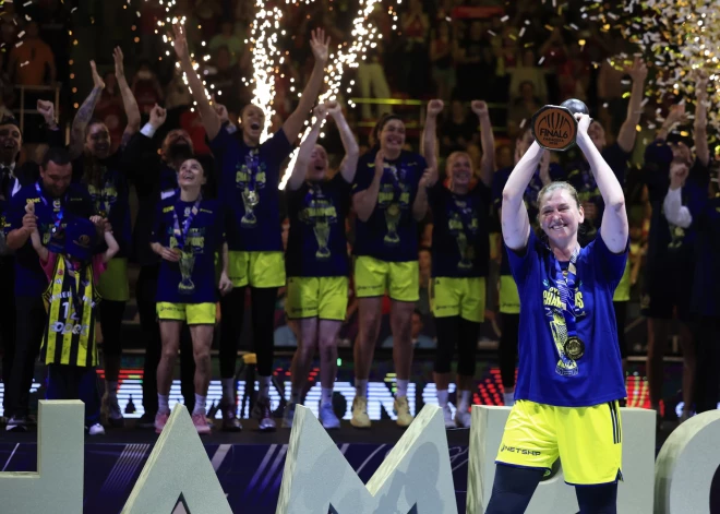 Stambulas "Fenerbahce" basketbolistes pēc sezonas pārtraukuma triumfē Eirolīgā