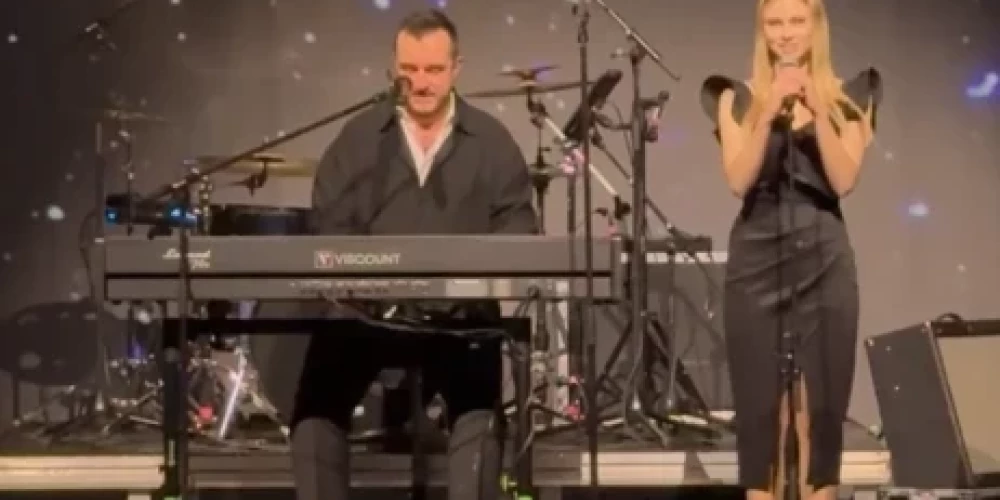 Поклонники группы A-Europa встретили дуэт Артура Дубокса и его 17-летней дочери Мишель бурными овациями.