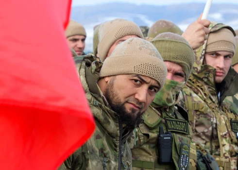 Bruņoti "kadirovieši" veic laupīšanas Belgorodas apgabalā, uzlaužot mājas un garāžas un zogot vērtslietas. 