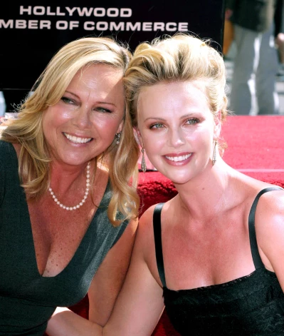 Шарлиз Терон с матерью.