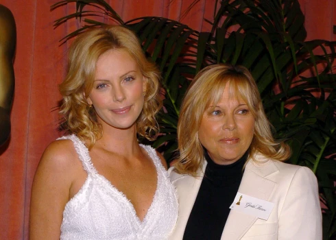 Шарлиз Терон с матерью.