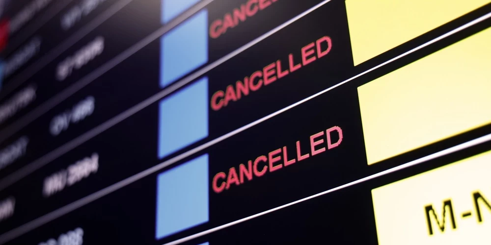 Сотни тысяч рейсов могут быть отменены из-за дефицита авиационного топлива, вызвавшего кризис в авиакомпаниях.