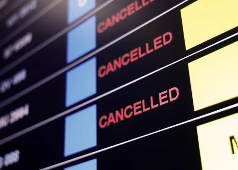 Сотни тысяч рейсов могут быть отменены из-за дефицита авиационного топлива, вызвавшего кризис в авиакомпаниях.