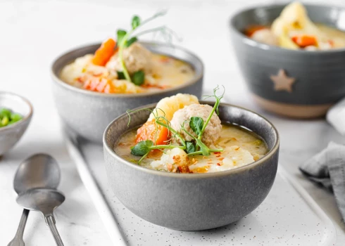 Frikadeļu zupa ar sieru bērniem garšos vēl labāk. 