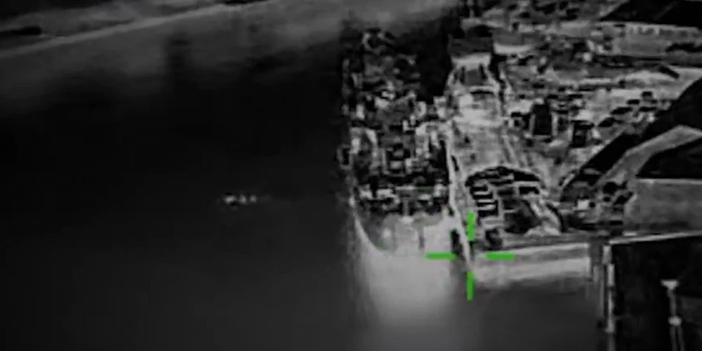 Aizsardzības ministrijas Galvenās izlūkošanas pārvaldes specvienība "Primari" drons tuvojas krievu iebrucēju desantkuģim "Nikolaj Filčenkov".