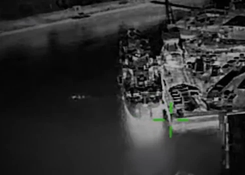 Aizsardzības ministrijas Galvenās izlūkošanas pārvaldes specvienība "Primari" drons tuvojas krievu iebrucēju desantkuģim "Nikolaj Filčenkov".