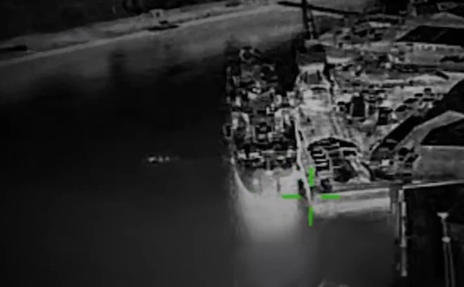 Aizsardzības ministrijas Galvenās izlūkošanas pārvaldes specvienība "Primari" drons tuvojas krievu iebrucēju desantkuģim "Nikolaj Filčenkov".