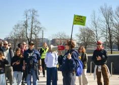 ФОТО: около 100 человек вышли на первый Pastaigatons в Риге ради общей цели в миллиард шагов