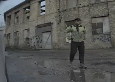 Ietriecas stāvošā "Tesla" un aizbēg; policija meklē attēlā redzamo vīrieti