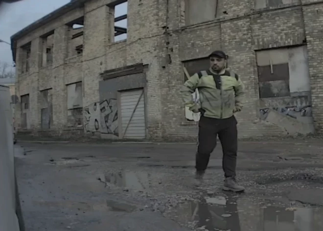 Ietriecas stāvošā "Tesla" un aizbēg; policija meklē attēlā redzamo vīrieti