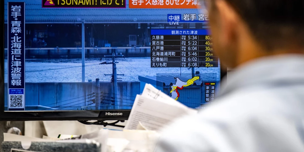 Метеорологическая служба Японии объявила угрозу цунами высотой до трех метров.