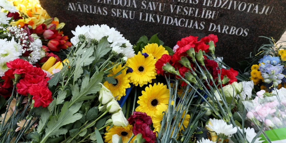 Памятная плита установлена в 2002 году.