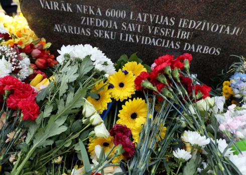 Памятная плита установлена в 2002 году.