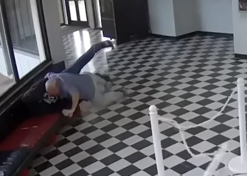 Skolas direktors Kērks Mūrs atbruņo potenciālo slepkavu (ekrānuzņēmums no video)