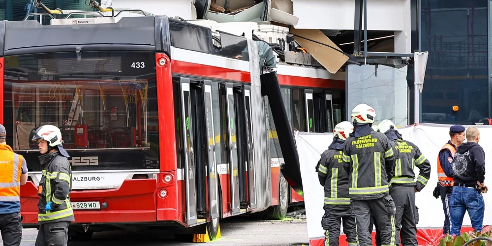 Trolejbusam ietriecoties lielveikalā, Austrijā gājis bojā viens cilvēks. 