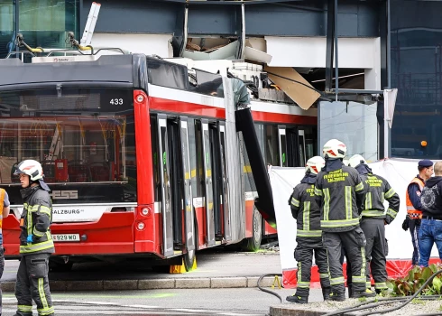 Trolejbusam ietriecoties lielveikalā, Austrijā gājis bojā viens cilvēks. 