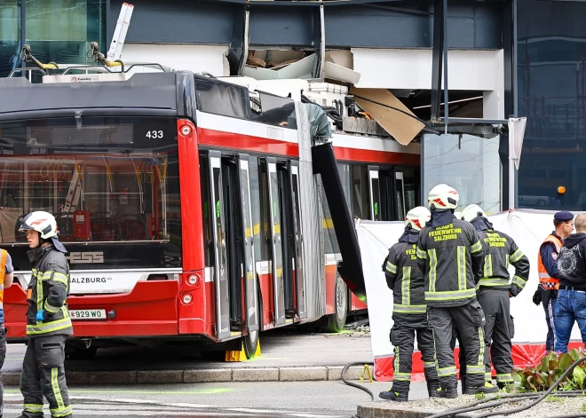 Zalcburgā trolejbuss ietriecas lielveikalā – viens bojāgājušais un septiņi ievainoti