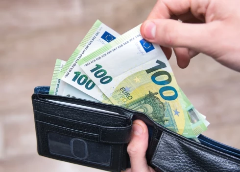 Lietuvā cilvēki strauji iztukšo pensiju 2. līmeņa uzkrājumus.