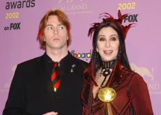 Šēras dēls nonācis psihiatriskajā slimnīcā, dziedātāja lūdz palīdzību