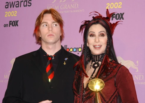 Šēra un viņas dēls Elija Blū Olmens 2022. gadā.