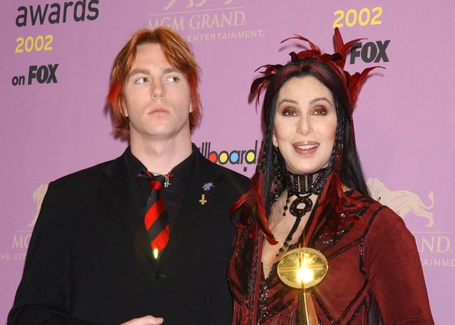 Šēras dēls nonācis psihiatriskajā slimnīcā, dziedātāja lūdz palīdzību