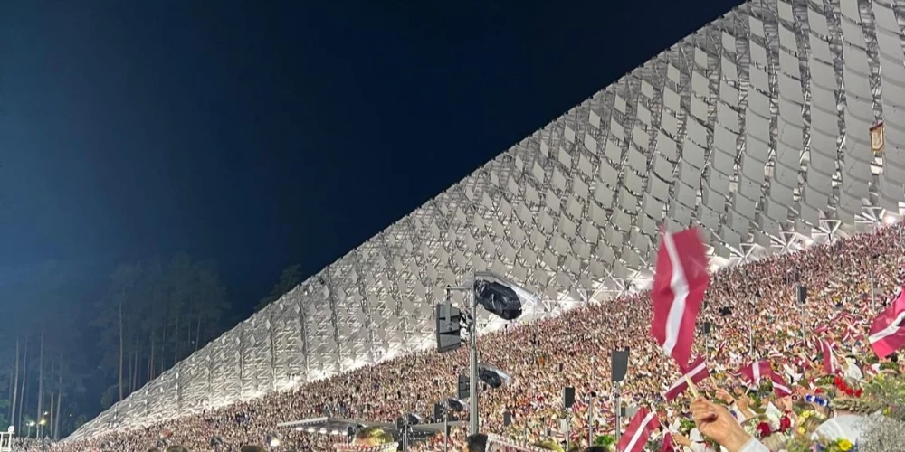 Jau rakstīts, ka publiskajā telpā ilgāku laiku izskanēja domstarpības starp komponistu Paulu un dziesmu svētku "Manai dzimtenei" rīkotājiem par pasākuma norisi un sākotnējo maestro vārda izmantošanu.