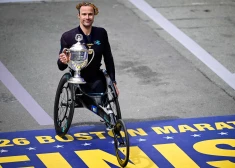Šveicietis Hugs jau devīto reizi triumfē Bostonas maratona ratiņkrēslu sacensībās