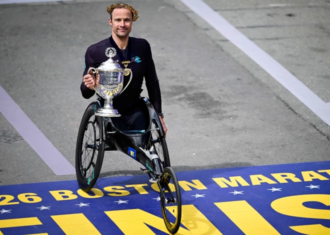 Šveicietis Hugs jau devīto reizi triumfē Bostonas maratona ratiņkrēslu sacensībās