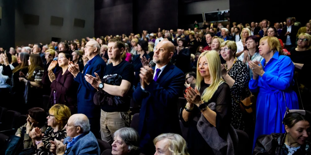 В театре Дайлес 16 апреля стоячими овациями зрители привествовали премьеру произведения писательницы Айн Рэнд «Источник» в постановке Виестура Кайришса.
