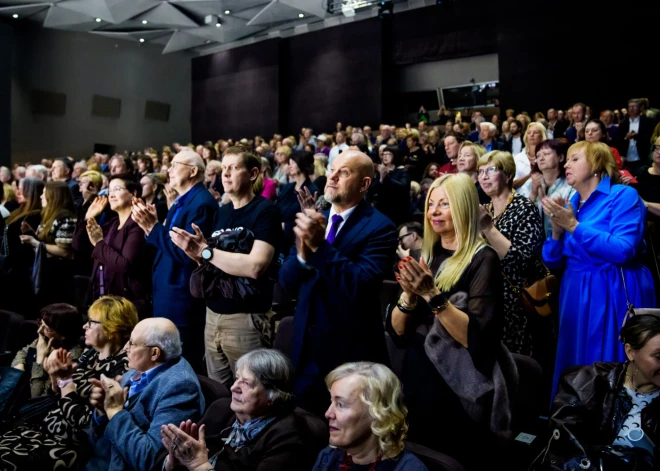 В театре Дайлес 16 апреля стоячими овациями зрители привествовали премьеру произведения писательницы Айн Рэнд «Источник» в постановке Виестура Кайришса.