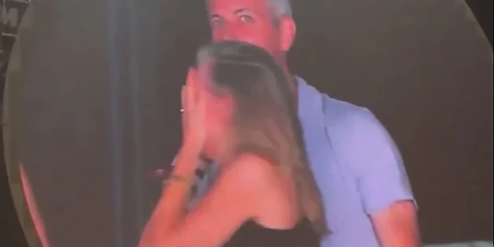 Kristīna Kabota un Endijs Bairons, kurus pieķēra “skūpstu kamera” “Coldplay” koncertā.