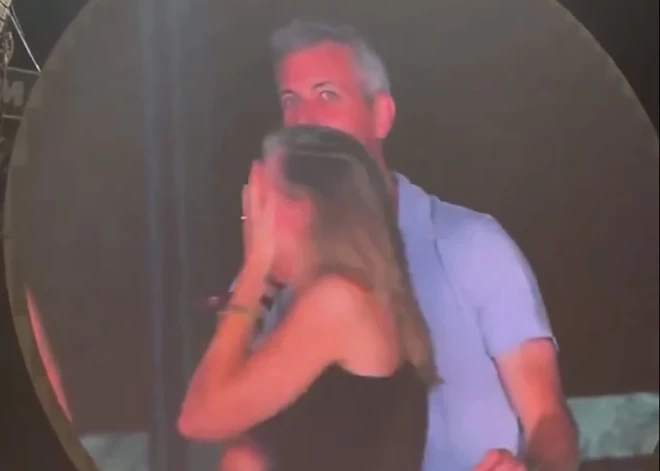 Sieviete no “Coldplay” koncertā pieķertā pārīša nāk klajā ar paziņojumu par Krisu Mārtinu